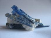 English: Kyanite crystals (7cm long) Italiano: Cristalli di cianite (lunghezza 7cm)
