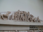 English: The east pediment of the Siphnian treasury. The dispute between Herakles and Apollo for the oracular tripod. 525 B.C.