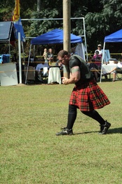 English: tossing of the caber at Scotland County Highland Games