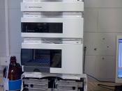 English: This is an Agilent 1200 HPLC with automatic sample carriage, quaternary pump, multiple wavelength detector and no column fitted, connected via ethernet to a PC.