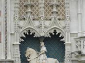 Equestrian statue of Louis XII above the portal of the château de Blois Français : Statue équestre de Louis XII dessus le portail du château de Blois