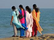 English: Young women looking at the Bay of Bengal at Puducherry, India Français : Jeunes femmes regardant le golfe du Bengale à Pondichéry, Inde