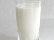A glass of milk Français : Un verre de lait