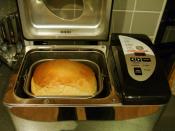 English: Making bread in bread machine.