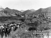 English: Deportation of striking miners from Bisbee, Arizona, on July 12, 1917. Striking miners and others rounded up in the nearby town of Lowell, Ariz., are marched toward Bisbee, for deportation to New Mexico.