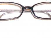 English: Horn-rimmed glasses.