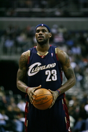 English: LeBron James playing with the Cleveland Cavaliers Español: LeBron James con los Cavaliers