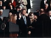 English: Bill Clinton, standing between Hillary Rodham Clinton and Chelsea Clinton, taking the oath of office of President of the United States.