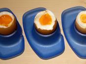 Boiled eggs. Boiling time from left to right: 4 minutes, 7 minutes, 9 minutes. Español: Huevos cocidos. El tiempo de cocción de izquierda a derecha es: 4 minutos, 7 minutos, 9 minutos.