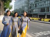 English: Young Vietnamese ladies in áo dài during the APEC 2006 event