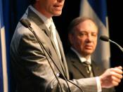 English: André Boisclair during the Parti Québécois leadership election in 2005. Louis Bernard is behind him. Français : André Boisclair durant un débat pour la course à la chefferie du Parti québécois de 2005. Louis Bernard est en arrière-plan.