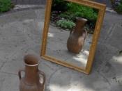 English: : A mirror, reflecting a vase. Español: : Un espejo, reflejando un vasija.