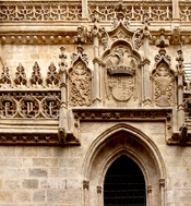 English: symbols and CoA of Ferdinand of Aragon and Isabella of Castile, (The catholic Kings) on a wall of the Capillar Real, where they are buried, in Granada, Spain Français : Symboles et armoiries de Ferdinand d'Aragon et Isabelle de castille, Les Rois