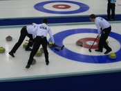 English: The United States curling team at the Turin Olympics. Français : L'équipe américaine de Curling aux Jeux olympiques d'hiver de Turin. Italiano: Curling nelle olimpiadi invernali di Torino del 2006. Pinerolo, Palaghiaccio.