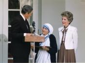English: President Reagan presents Mother Teresa with the Medal of Freedom at a White House Ceremony, 1985.