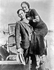 English: Bonnie Parker and Clyde Barrow, sometime between 1932 and 1934, when their exploits in Arkansas included murder, robbery, and kidnapping. Contrary to popular belief the two never married. They were in a long standing relationship. Posing in front