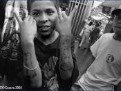 English: Young gang recruits sign the sign (Guatemala, 2005).