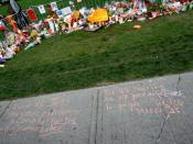 English: Jack Layton memorial on Parliament Hill. Text in French says, 