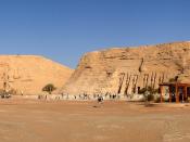 English: Abu Simbel - Great Temple of Ramesses II (left) and Small Temple of Nefertari (right) Deutsch: Abu Simbel - links der große Tempel des Ramses II. und rechts der kleine Tempel der Nefertari Français : Abu Simbel - Grand temple de Ramses II (gauche