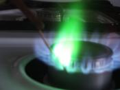 English: Copper wire in a flame test. The copper wire was previously dipped in HCl. The oxygen oxidizes the copper to copper oxide, which reacts with the hydrogen chloride fumes to make copper chloride, which gives the bright flame test color.