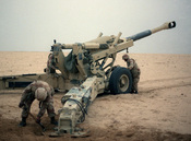 English: U.S. Marine artillerymen set up their 155 mm howitzer for a fire mission against Iraqi positions on 20 January 1991 during Operation Desert Storm.