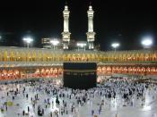 English: Kaaba at the heart of Mecca. As the night goes on pilgrims visiting the Holy House.