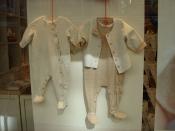 Éléments de costume pour bébé, France, XXIe siècle, présentation dans la devanture d'un magasin.