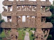 English: Carved decoration of a gateway to the Great Stupa of Sanchi, Madhya Pradesh, India. עברית: עיטור אבן בראש שער המוביל אל הסטופה הגדולה בסנצ'י, מדהיה פרדש, הודו