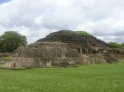 English: Tazumal main pyramid (structure B1-1), western side and partial northern side. Chalchuapa, El Salvador