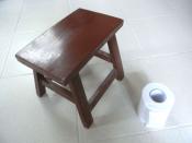 English: Wooden stools, white toilet paper tissue. 中文: 空凳