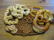 English: Selection of sweet and hearty pretzels (Germany) Deutsch: Auswahl von süßen und herzhaften Brezeln, Salzstangen und Abwandlungen davon
