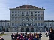 Delegation vor dem Schloss Nymphenburg