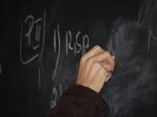 English: Photography of a teacher writing on blackboard at school Español: Fotografía de un profesor escribiendo en un pizarrón.