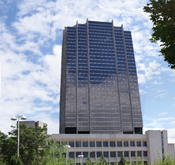 English: The Sun Life Financial Canadian headquarters in Waterloo, Ontario. This is a 3x3 stitched imaged.