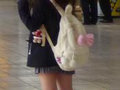 English: This high school girl is wearing the stereotypical fashion of high school girls in Japan, although loose socks (ルーズソックス) are not seen so often these days (navy blue socks currently being more common). She is also wearing a short skirt, another st