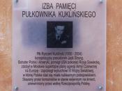 A placard with a dedication to Ryszard Kukliński in Warsaw.