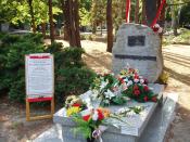Polski: Grób pułkownika Ryszarda Kuklińskiego na warszawskim Cmentarzu Komunalnym (dawnym wojskowym) na Powązkach