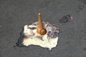 English: ice cream cone in the street