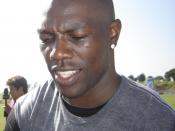 English: Terrell Owens (T.O.) autographing for fans at training camp in Oxnard, CA