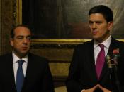 English: Foreign Secretaries David Miliband with Marcos Kyprianou Español: El ministro de Exteriores David Miliband con Marcos Krypianou