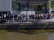 English: People waiting in line in front of the Anne Frank Museum in Amsterdam, the Netherlands. Nederlands: Mensen wachten in de rij voor het Anne Frank Museum in Amsterdam, Nederland.