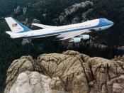 English: Air Force One, the typical air transport of the President of the United States, flying over Mount Rushmore. Español: Air Force One, el transporte aéreo del Presidente de los Estados Unidos, volando sobre Monte Rushmore.