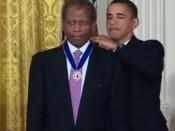 English: Actor Sidney Poitier receives the Presidential Medal of Freedom from President Barack Obama on August 12, 2009.