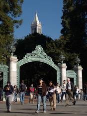 English: The Campanile and Sather Gate on the UC Berkeley campus, 2006 Author: Tristan Harward