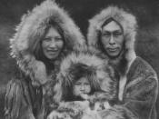 English: Inuit family, 1928. Español: Grupo familiar Noatak. Los esquimales fueron uno de los pueblos tomados por Lewis Binford para establecer comparaciones con el Musteriense europeo por medio de la traducibilidad. Frysk: Eskimo famylje. Hrvatski: Noata