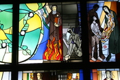 English: Stained glass window by Alois Plum depicting Edith Stein and Maximilian Kolbe.