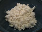 English: Homemade cottage cheese from milk and vinegar.