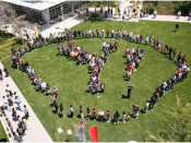 Español: foto de los empleados de yahoo haciendo el simbolo de la empresa la y!