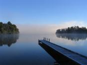 English: Morning mist on Lake Mapourika, New Zealand. Français : Brume du matin sur le lac Mapourika, en Nouvelle-Zélande. Deutsch: Nebel bei Lake Mapourika in Neuseeland.