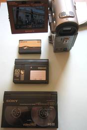 English: Shows Hi8 tape (front), miniDV tape, MICROMV tape and finally at the top a MICROMV camcorder.